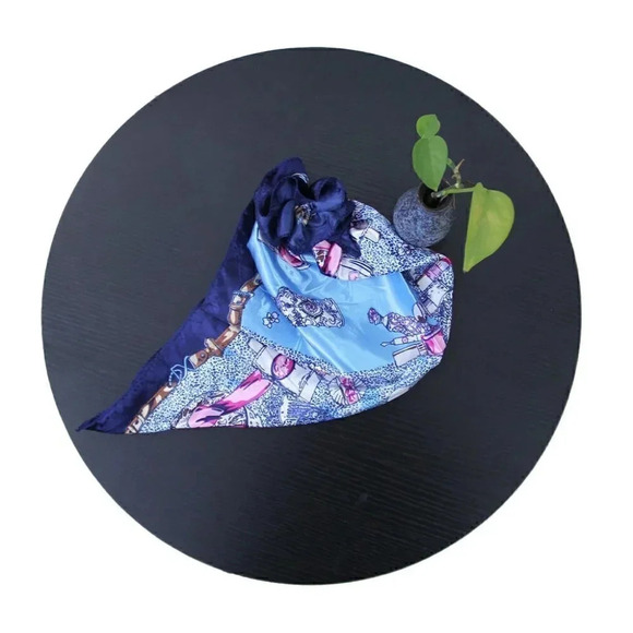 NWT WOMENS BLUE POLYESTER SATIN SCARF - Picture 5 of 5